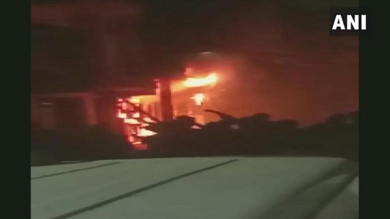 Massive fire breaks out in Delhi's Okhla area, several killed and injured