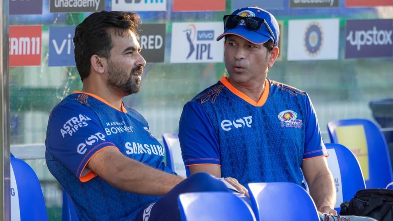 Zaheer Khan talking to Sachin Tendulkar 