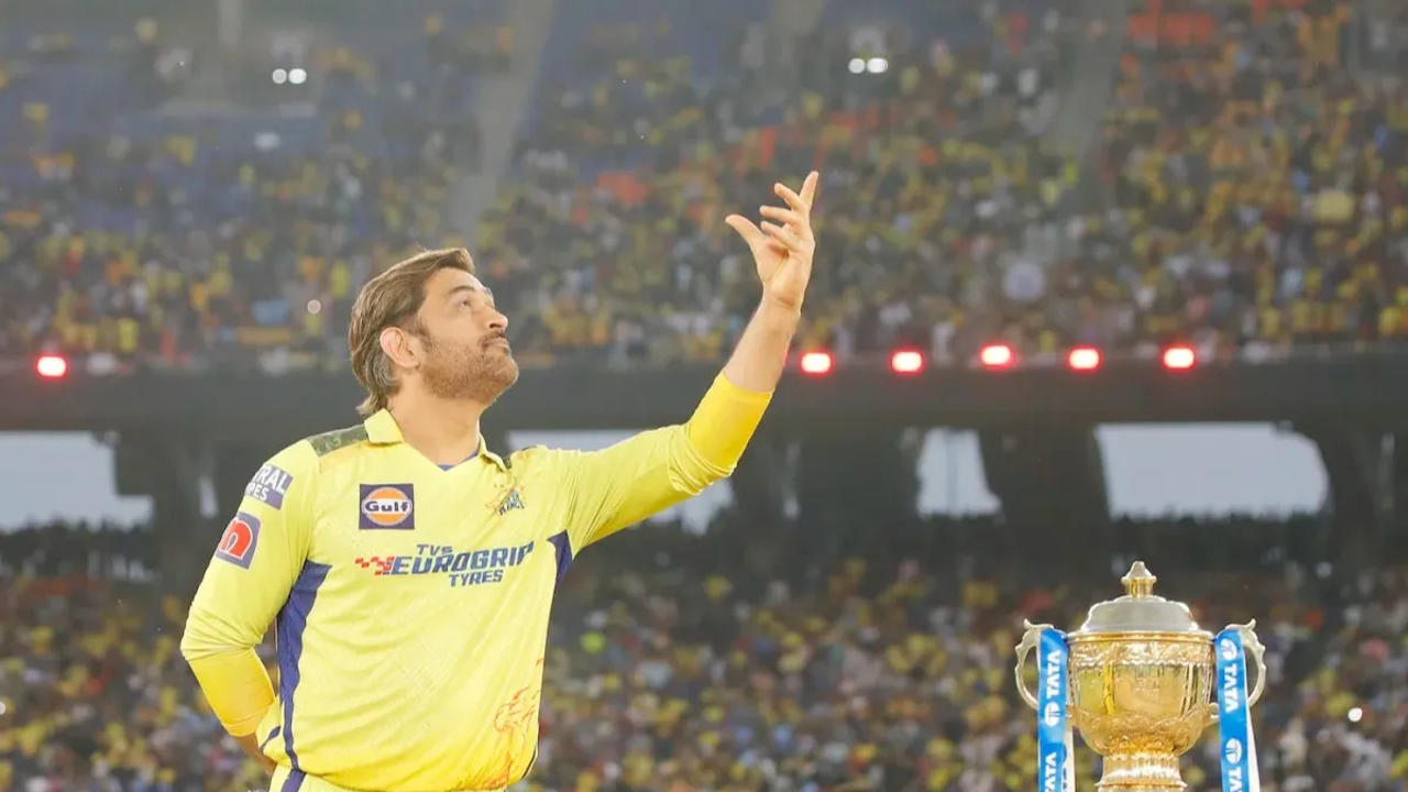 MS Dhoni flips a coin during toss in the IPL 2023 final