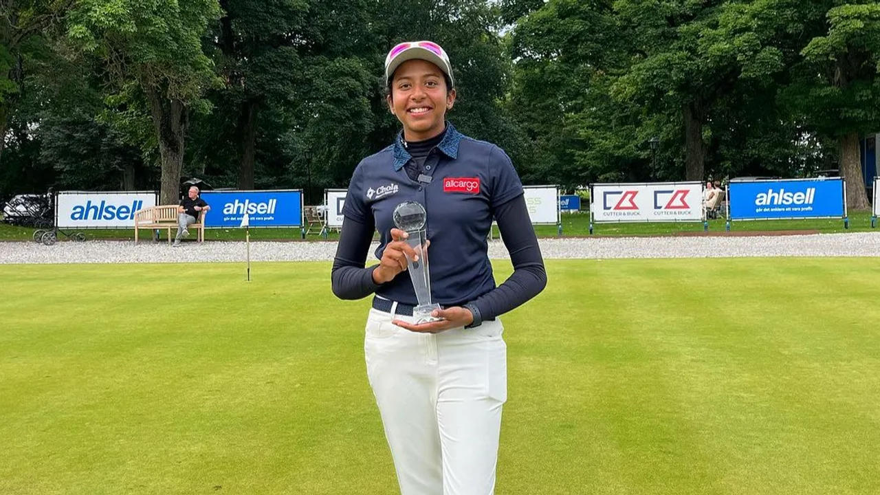 Avani Prashanth poses with a trophy