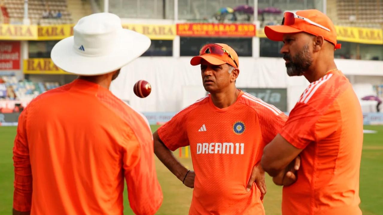 Rahul Dravid with India support staff