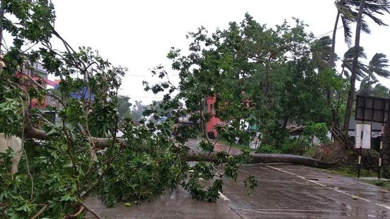 Cyclone dumps rain on India, Bangladesh, 2M head to shelters