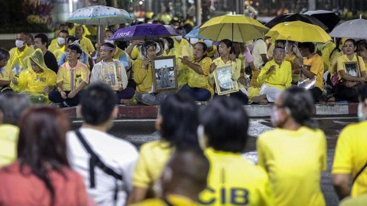 Some Thai students choose protest option at graduation