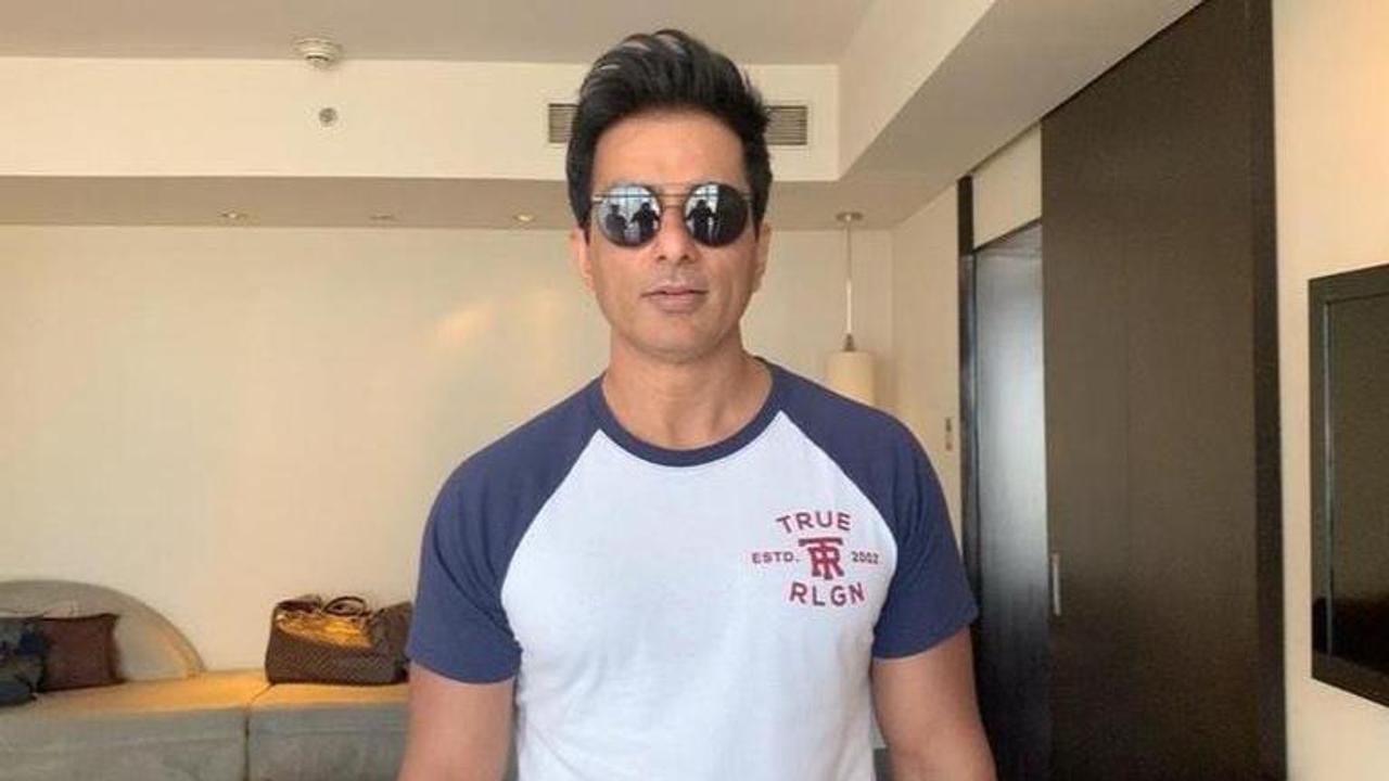 Sonu Sood receives love from a fan, latter makes his portrait as