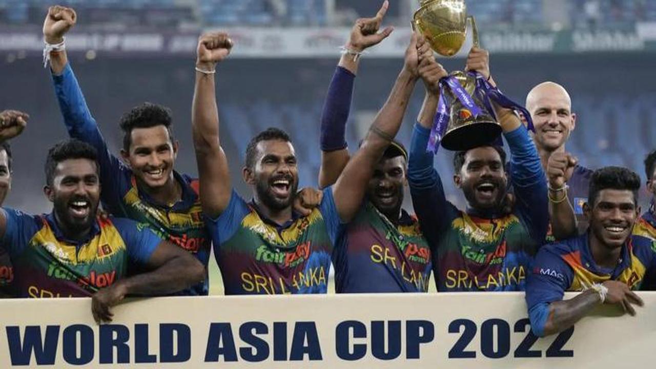 Sri Lanka players with Asia Cup 2022 trophy