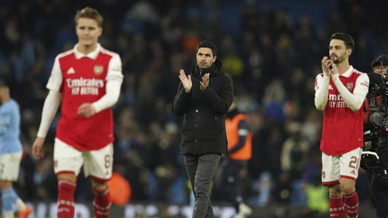 Mikel Arteta walks on the pitch