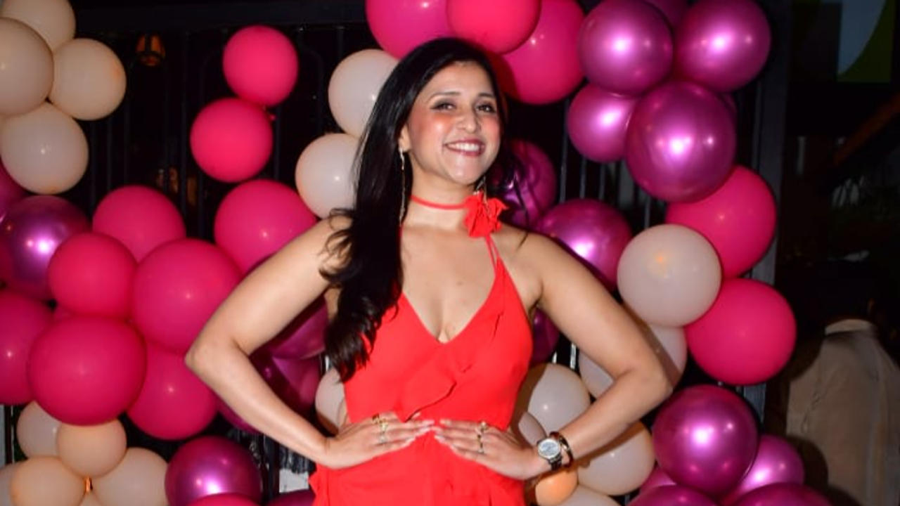 Mannara Chopra birthday bash