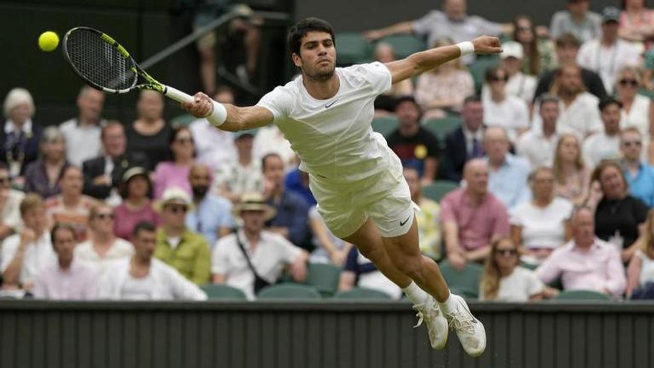 Carlos Alcaraz indulges in mind games with Daniil Medvedev ahead of Wimbledon semifinal