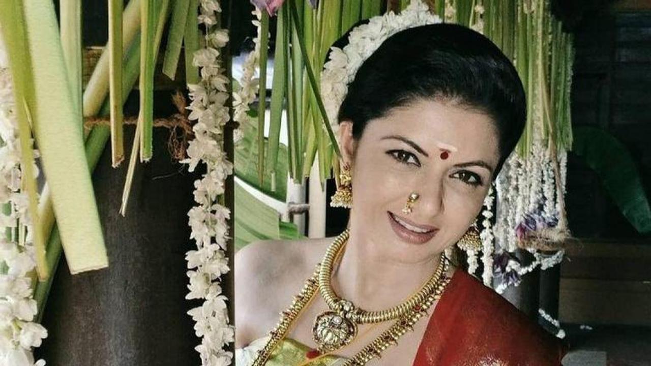 Bhagyashree treats fans with a throwback picture from the 'first day' of 'Thalaivi' shoot