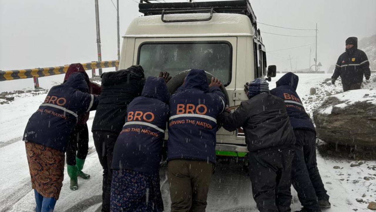 BRO carries out rescue operation in Arunachal Pradesh amid heavy snowfall