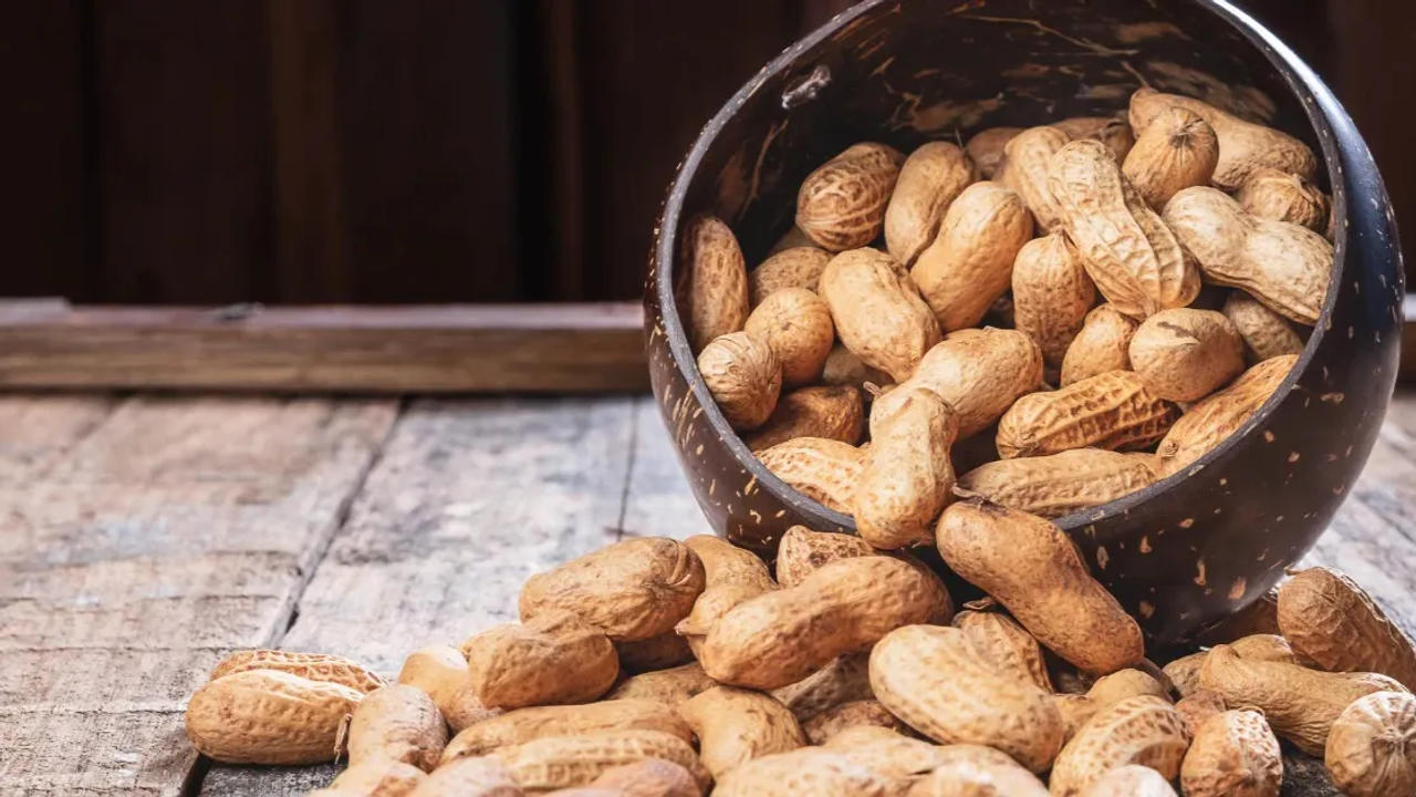 Peanuts are rich in vitamin B3 and niacin. It promotes wrinkle-free skin and keeps all kinds of skin diseases at bay. 