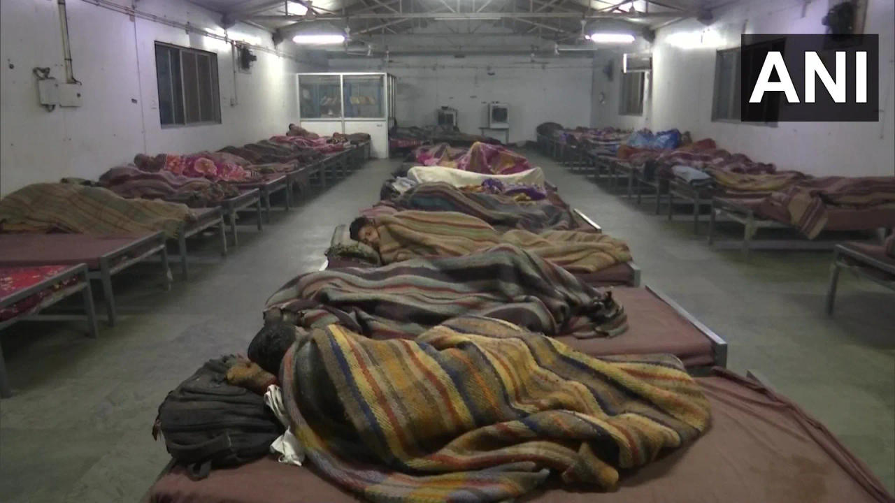 Homeless Delhi winter night shelter 