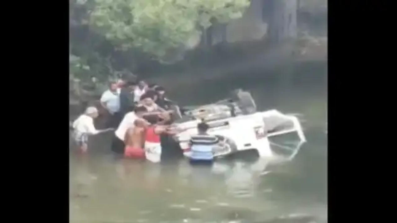 Car falls of bridge barrage jharkhand