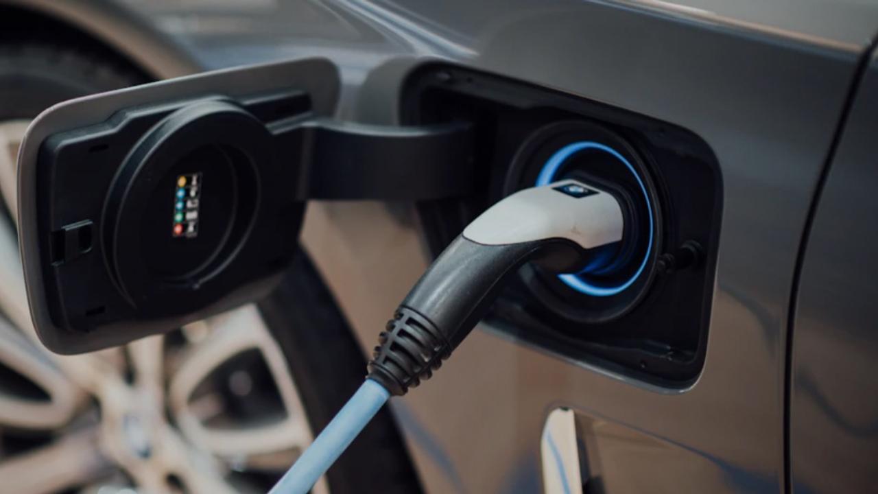 US earmarks $325 million to repair EV chargers, reduce battery costs 