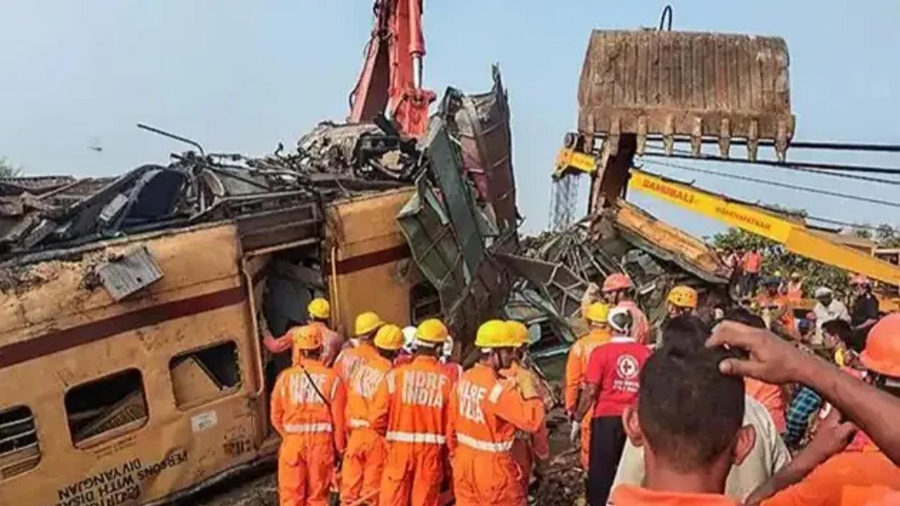 Four coaches of the Palasa passenger train and two coaches of Rayagada passenger train were badly damaged and capsized. 