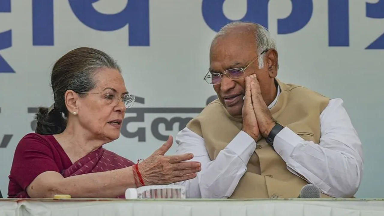 Sonia Gandhi with Mallikarjun Kharge