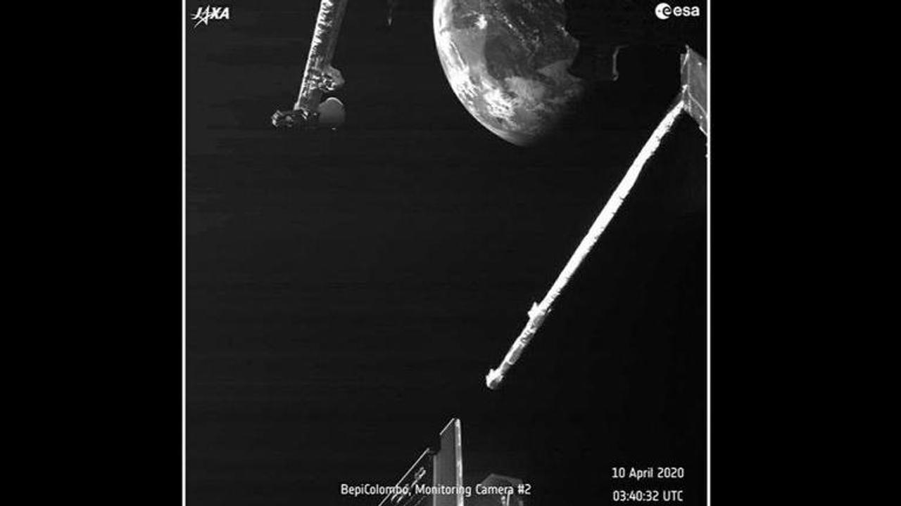 Mercury-bound spacecraft buzzes Earth, beams back pictures