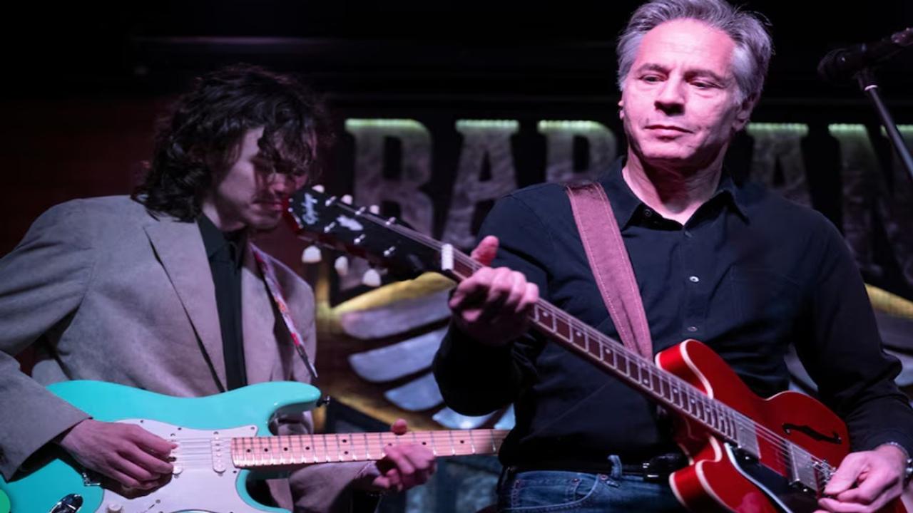 'Rocking in the Free World': Video of Antony Blinken Playing Guitar at Bar in Kyiv is Viral