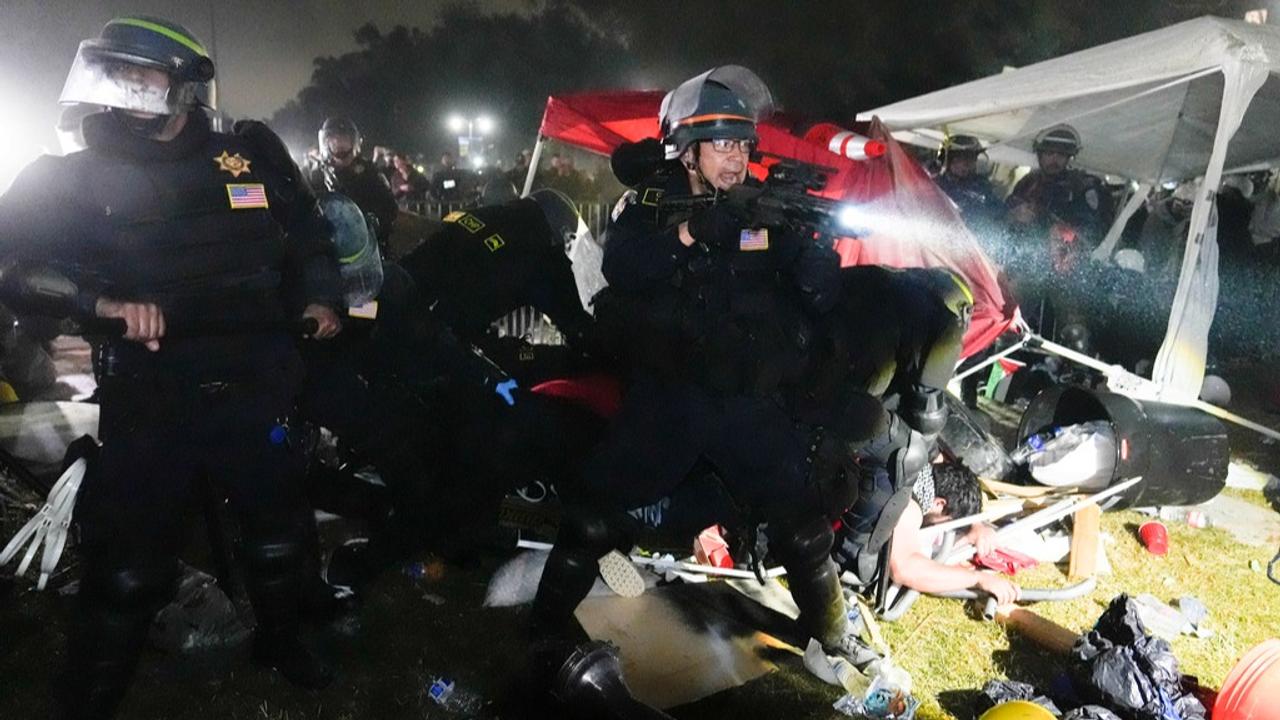 Police cracking down on pro-Palestine protesters in UCLA. 