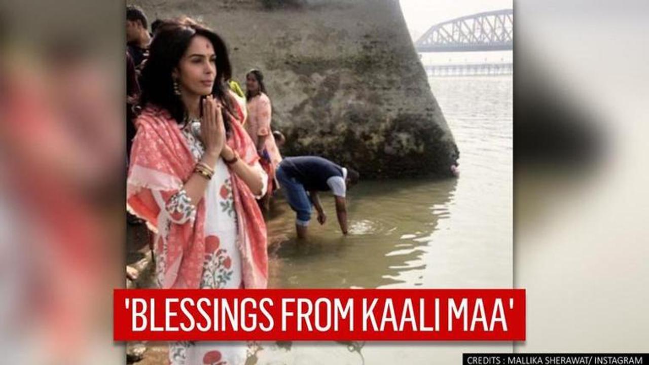 Mallika Sherawat visits Dakshineswar Kali Temple in Kolkata, shares a pic while praying