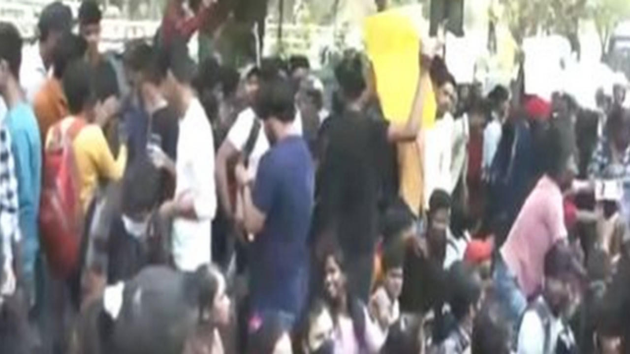 Bihar Board intermediate students protest outside JDU office in Patna