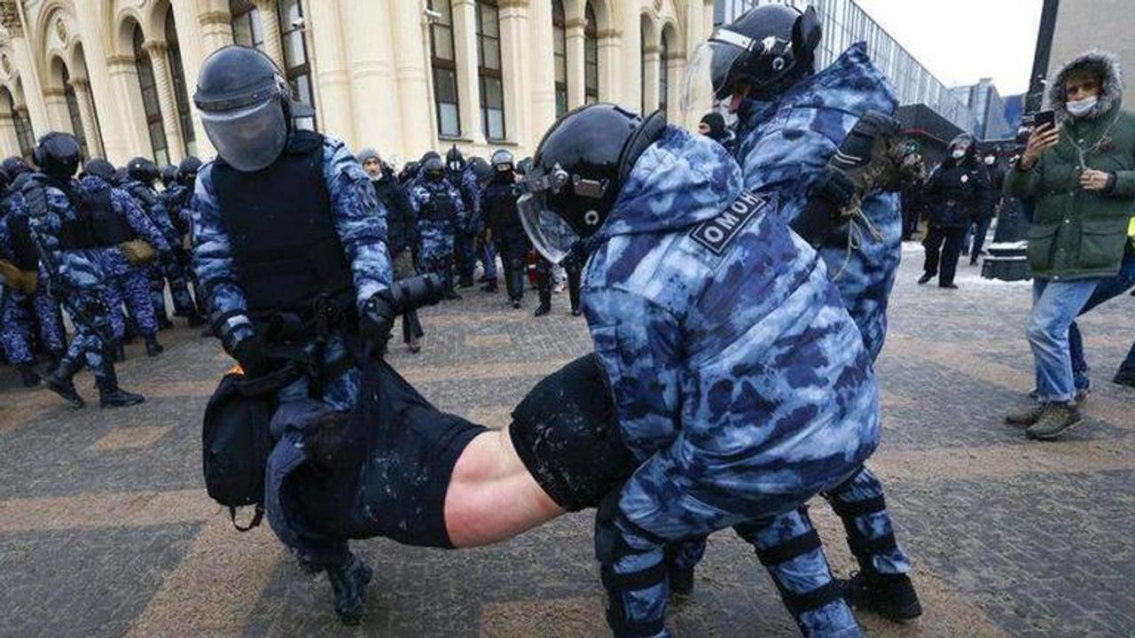 Russia struggles to accommodate detained protesters