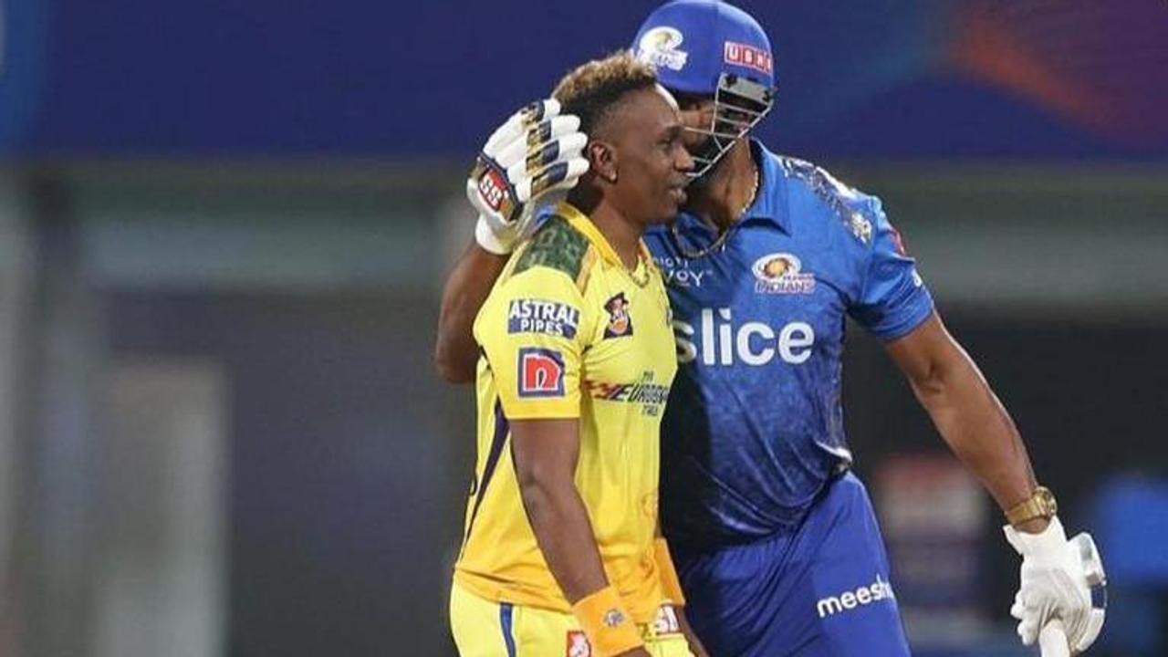 Dwayne Bravo touches Kieron Pollard feet