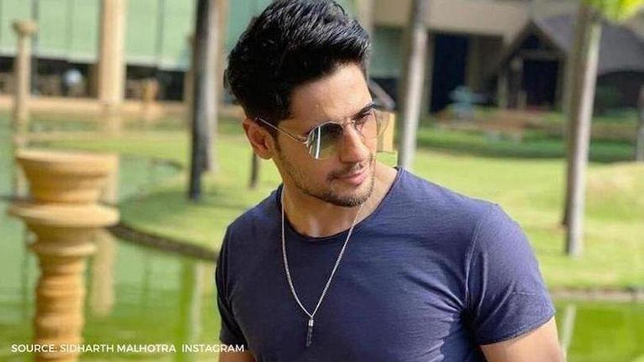 Sidharth Malhotra soars temperature with his latest pic, puns at 'fun outdoors on balcony'