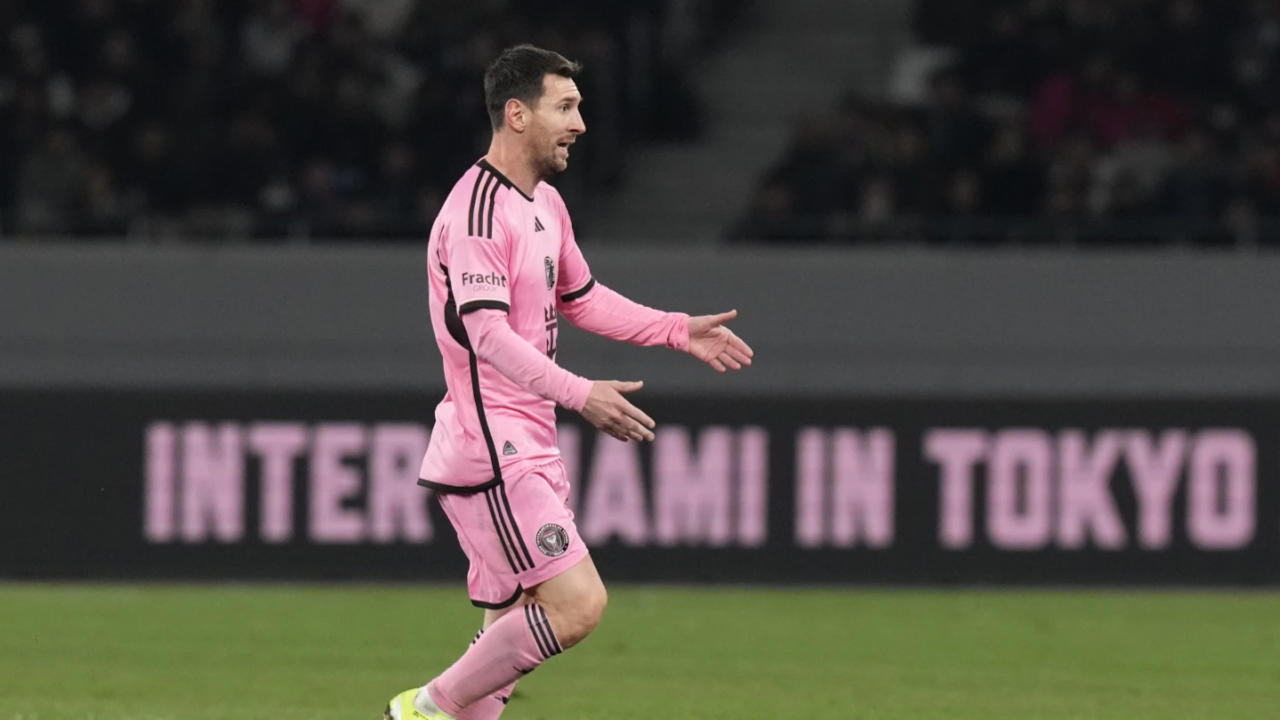 Lionel Messi playing in Inter Miami vs Vissel Kobe