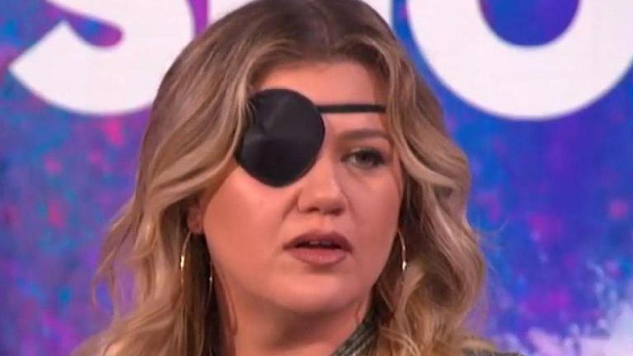 what happened to kelly clarkson’s eye