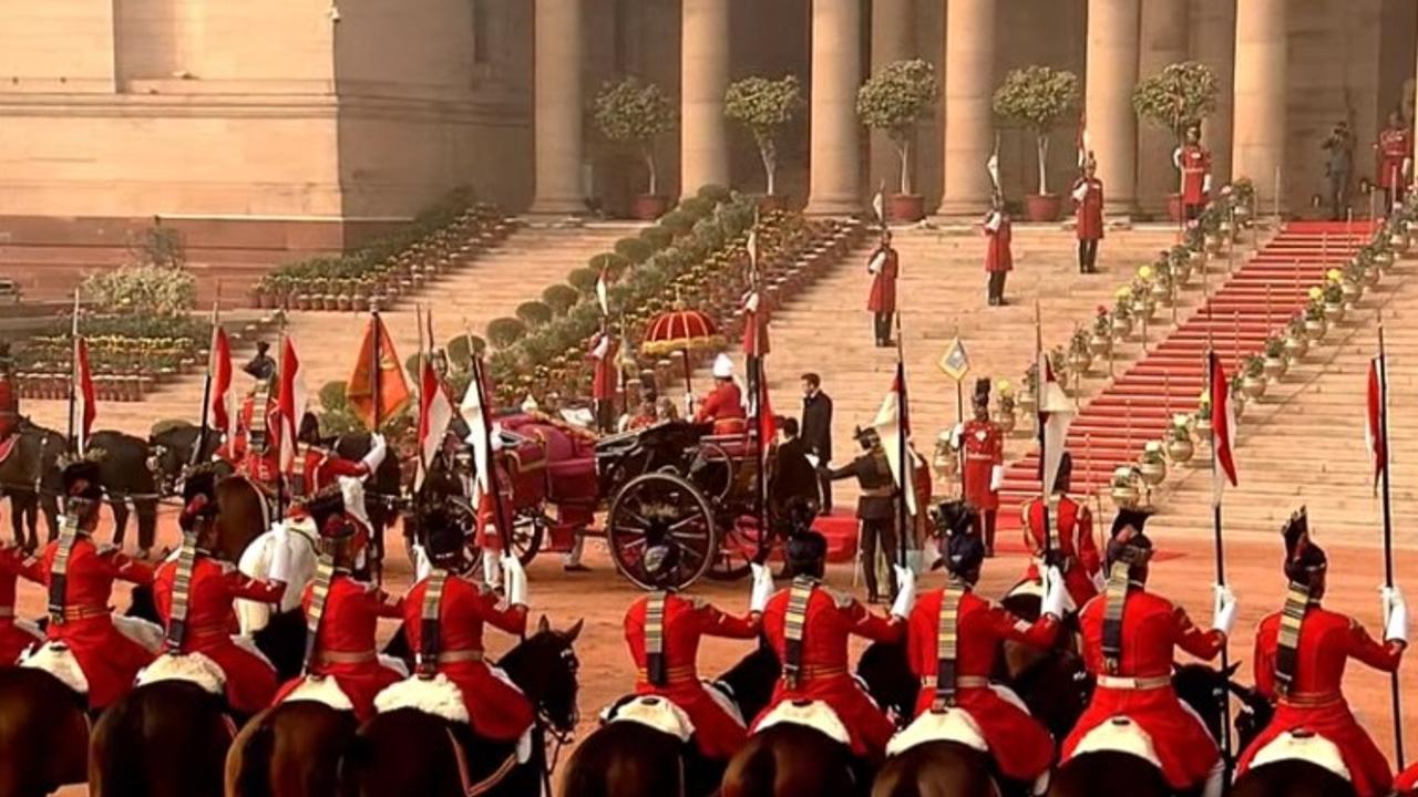 French President and Indian President on a traditional buggy 