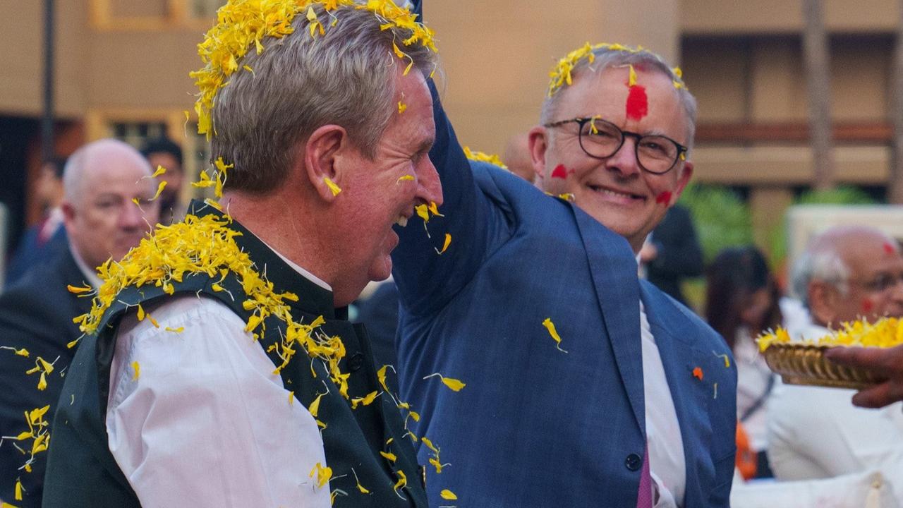 Australian Prime Minister Anthony Albanese (R) and former Australian High Commissioner Barry O'Farrell (L) playing Holi in Ahmedabad