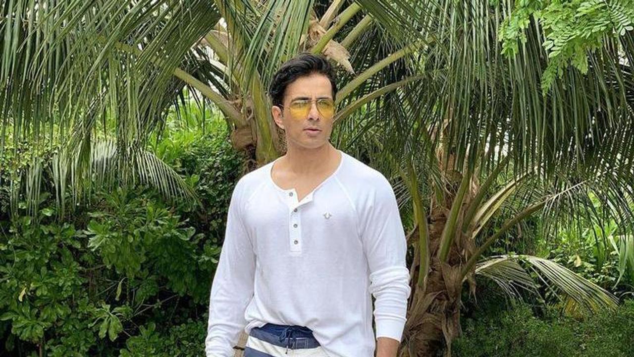 Sonu Sood arranges smartphones for the students of village Morni for better education