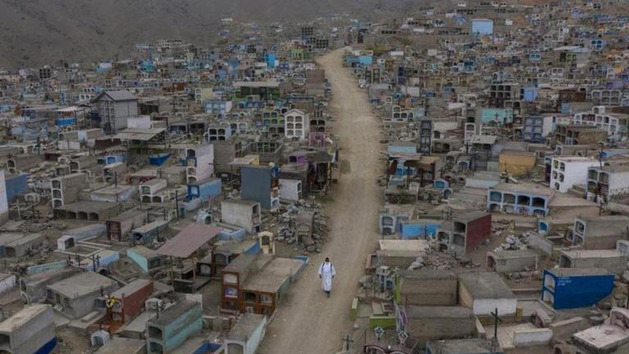 Urns with virus dead ashes now part of Peru homes