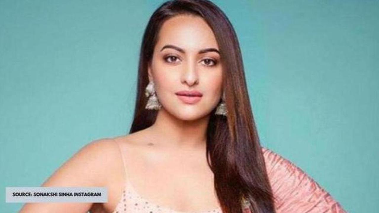 Sonakshi Sinha tries to fight boredom, sits inside her parked car to revive the feel