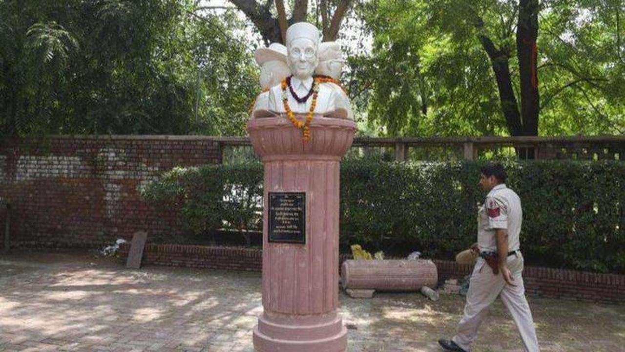 DUSU Savarkar statue