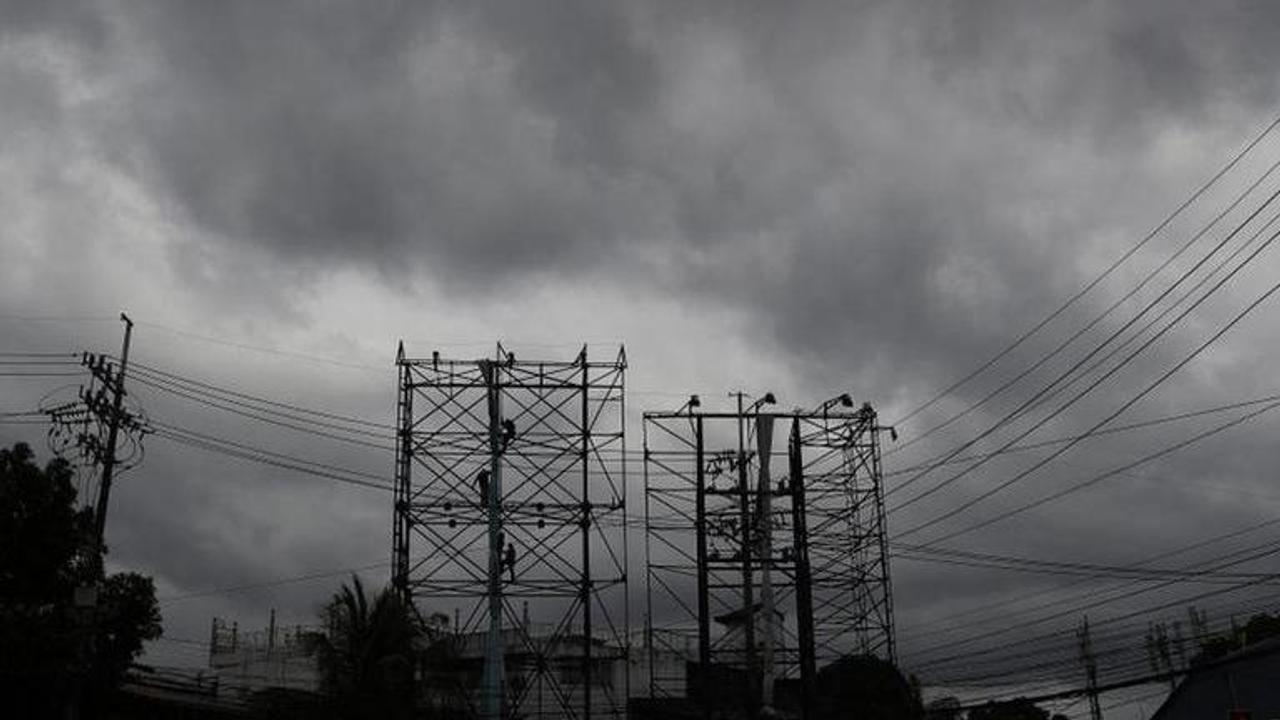 Typhoon Vongfong slams into eastern Philippines