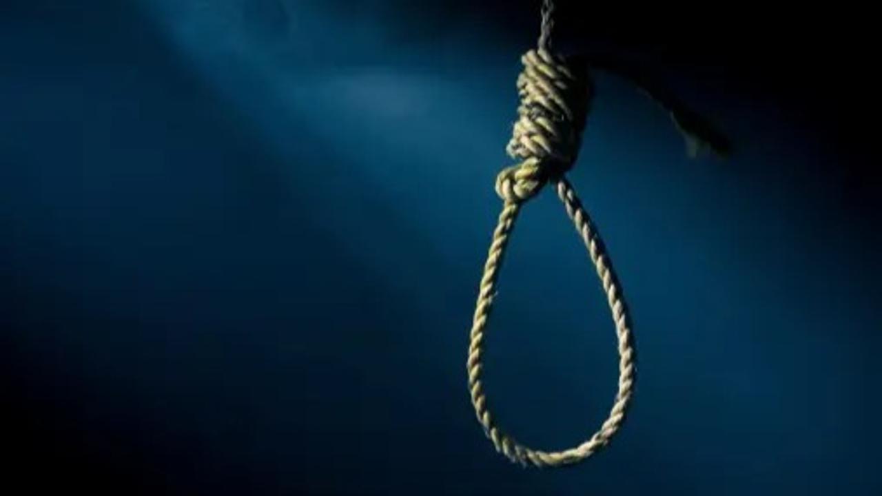 Woman writes `suicide note' on hand before Hanging Herself