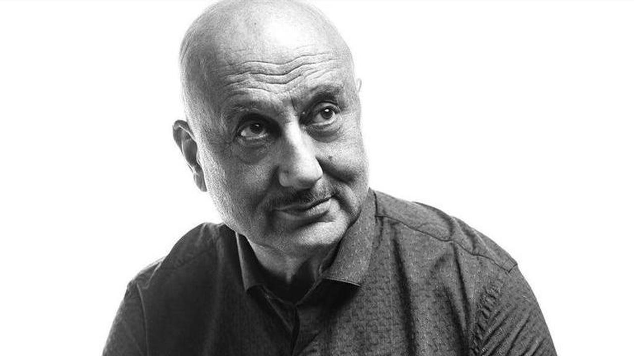 Anupam Kher gets nostalgic while revisiting old memories, shares his fantasy