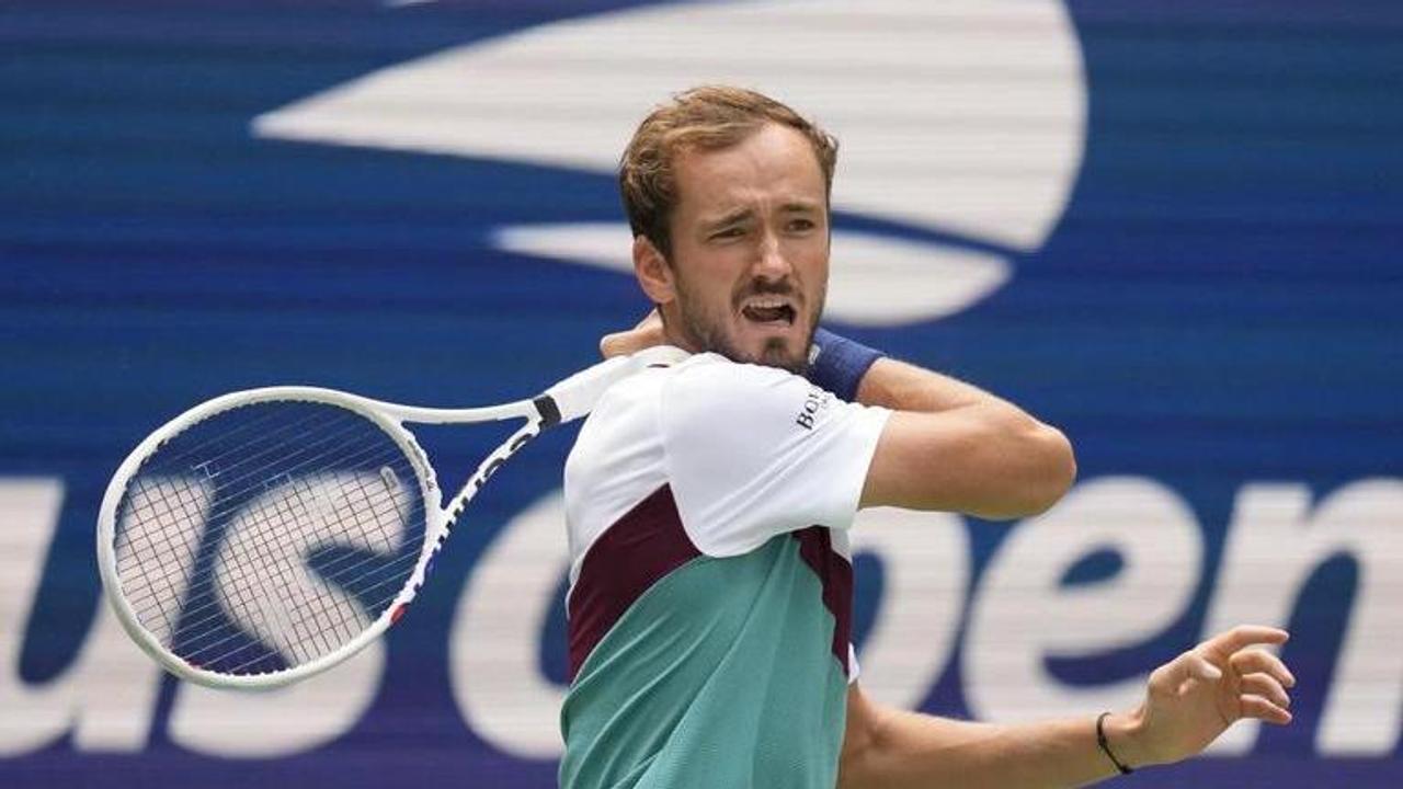 Daniil Medvedev rolls into US Open second round, with Carlos Alcaraz and Venus Williams in later action