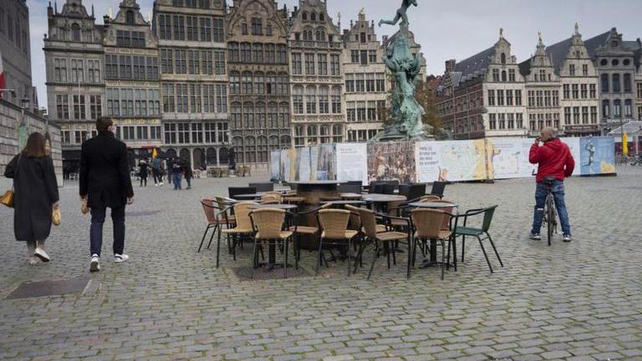 Bars and restaurants in Belgium shut down for a month