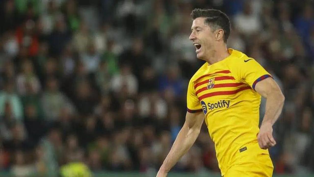 Lewandowski scores brace as Barcelona beat Elche 4-0 to go 15 points clear of Madrid