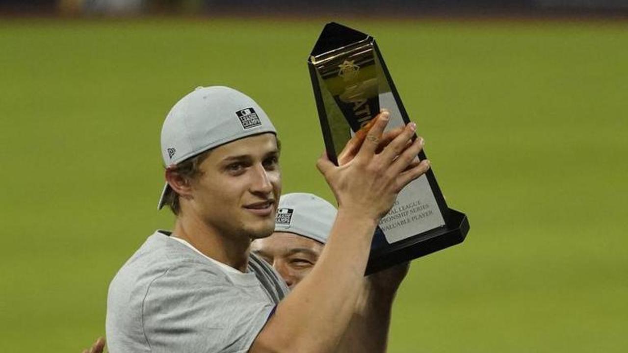 Corey Seager named NLCS MVP as Dodgers lift NL championship trophy