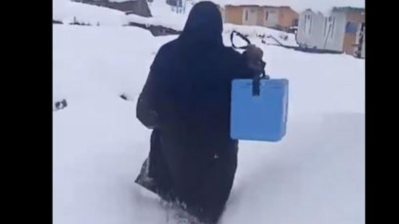 Health Workers In Kashmir Giving Polio Drops To Kids While Walking Through 5-Feet-Deep Snow