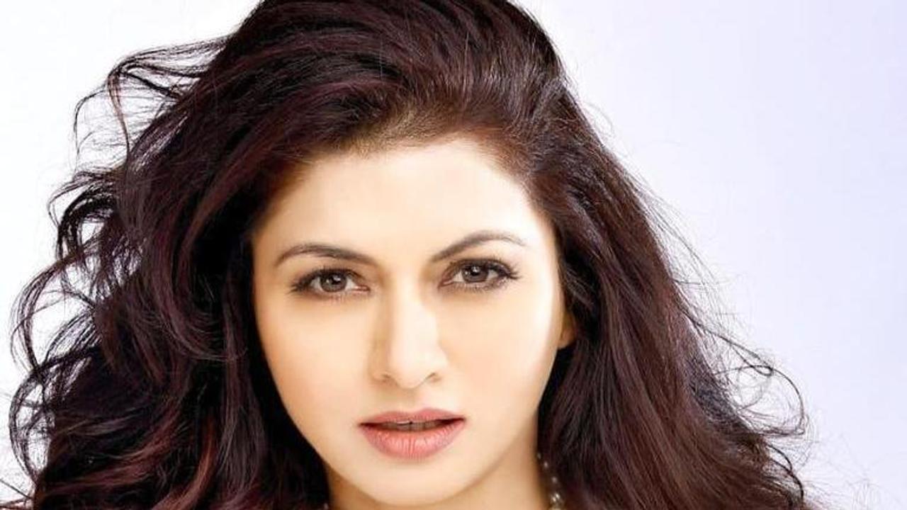 Bhagyashree adopts safety measures while travelling, says 'This can't be the new normal'