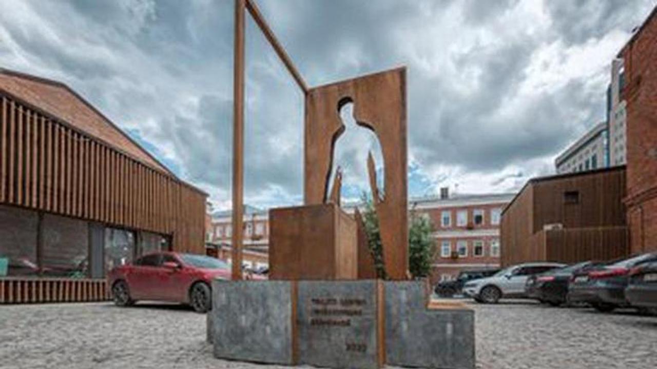 Moscow erects new monument to honour delivery persons