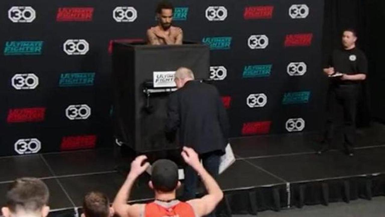 Bizarre incident occurs in UFC, fighter goes through scissors cut to attain weight - WATCH