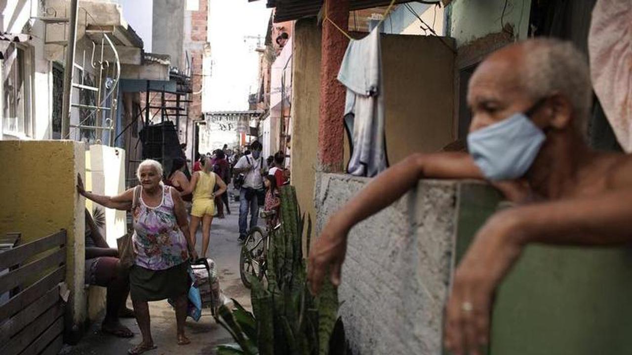 Brazilians defy isolation, egged on by Bolsonaro