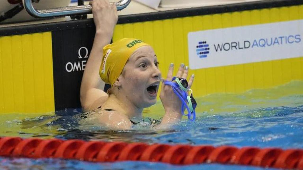 Mollie O’Callaghan of Australia sets world record in women’s 200-meter freestyle