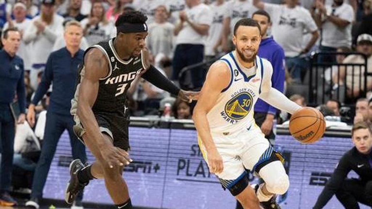 Curry scores playoff career-high 50 as Warriors down Kings